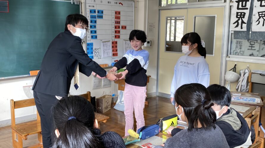 賤機北小学校5・6年生のみなさんより赤い羽根共同募金にご寄付をいただきました。